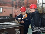 东轻熔铝生产线技术负责人郑超正在使用Vulcan测样&nbsp;