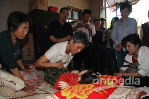 曹丽敏常务副主任陪同郑毓君博士（前左二）专程前往河北省魏县西八里村，为贫困残疾人家庭的脑瘫儿童进行家庭康复指导。