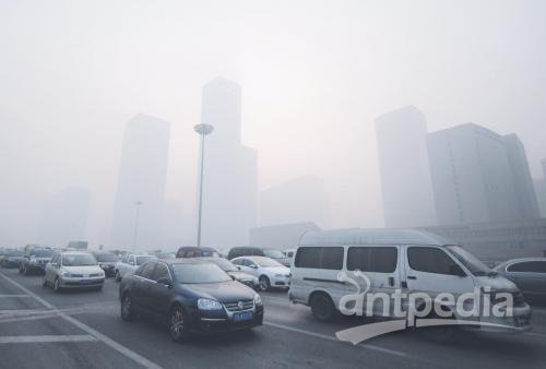 图片说明：北京上周末出现有记录以来最严重的污染天气。图为12日北京CBD周边建筑笼罩在浓雾中。