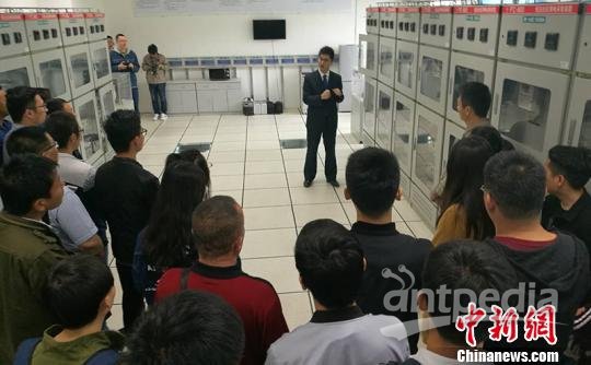 来自乌鲁木齐的各界人士在国网新疆电科院计量中心仿真实验室参观。　袁晶 摄